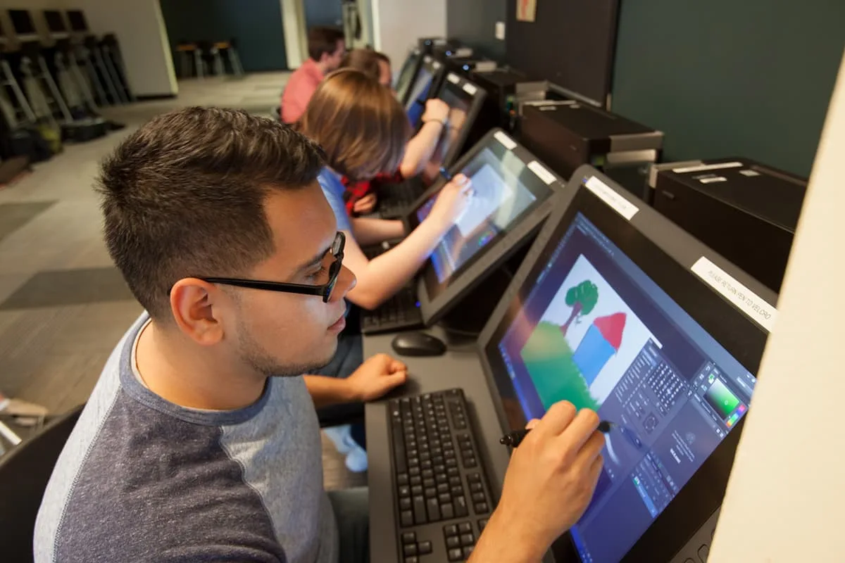 Deux étudiants travaillent sur un projet sur des ordinateurs